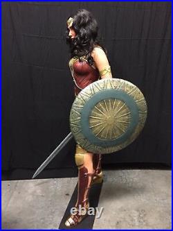 Gal Gadot Signed Wonder Woman 11 Scale Life Size NECA Figure/Statue Beckett BAS