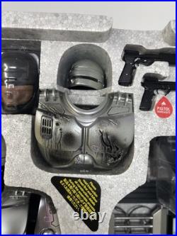 Hot Toys MMS203 Robocop 16th ROBOCOP with MECHANICAL CHAIR (Docking Station)