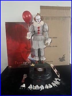 Hot Toys MMS555 It Chapter Two Pennywise 1/6 Scale Collectible Action Figure