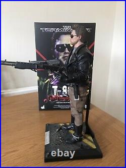 Hot Toys T-800 Battle Damaged Terminator 1/6 Scale Action Figure Mms238